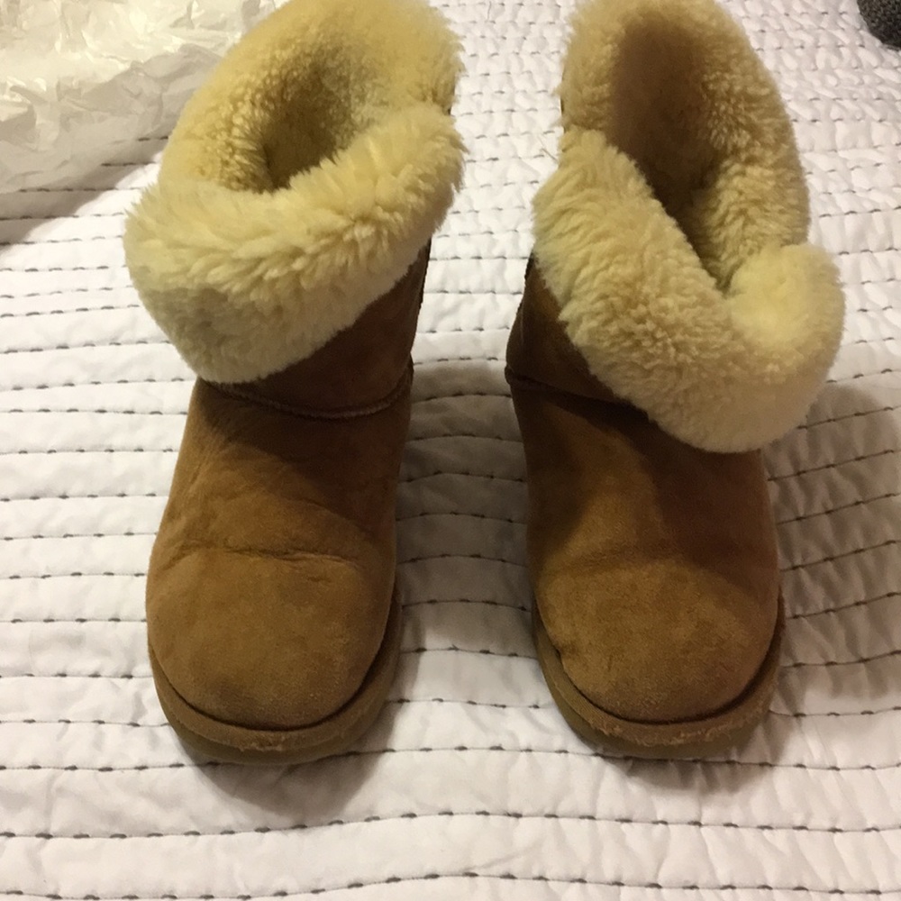 Size 7 brown Ugg’s.